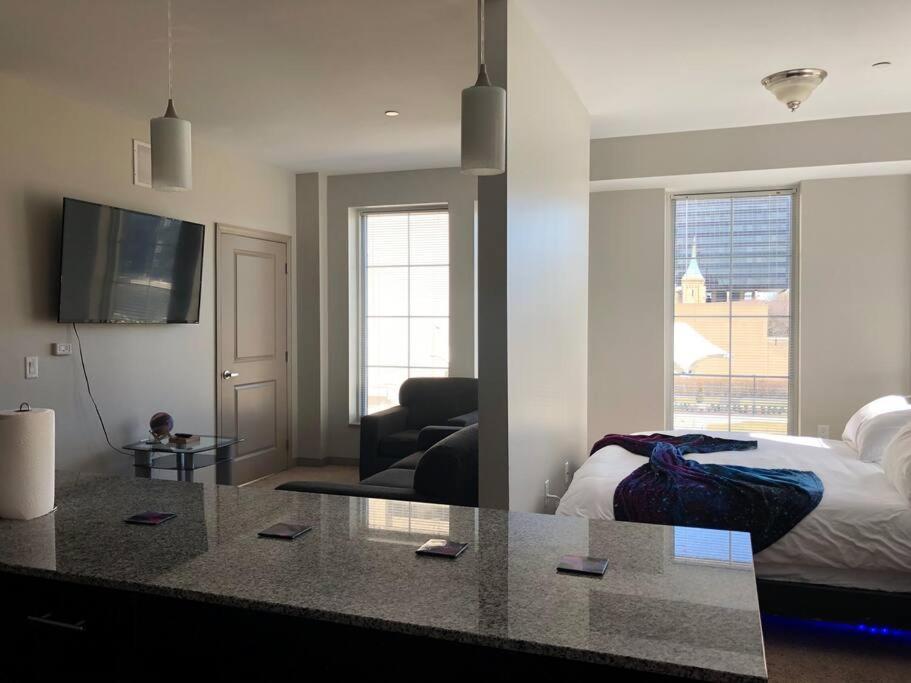 King Size Studio In Heart Of Downtown Columbus Esterno foto
